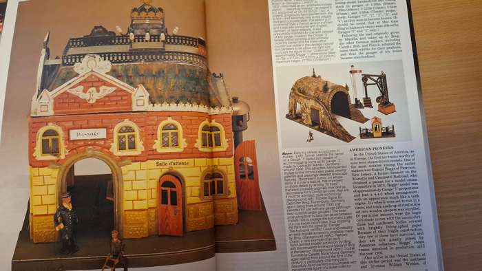 The Collector`s All-Colour Guide to Toy Trains : Ron McCrindell  (Hardcover)