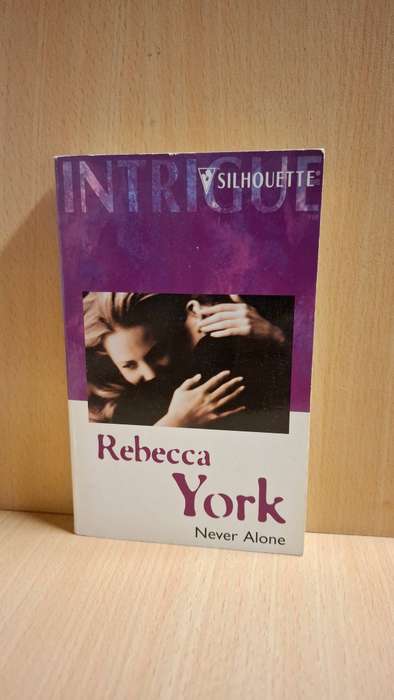 Silhouette Intrigue - Never Alone : Rebecca York
