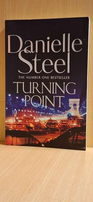Turning Point : Danielle Steel  (Large Paperback)