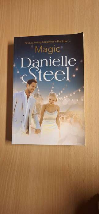 Magic : Danielle Steel  (Large Paperback)