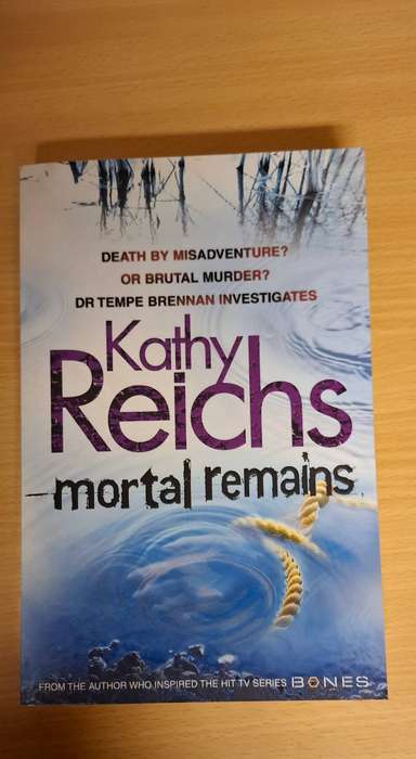 Mortal Remains : Kathy Reichs  (Large Paperback)