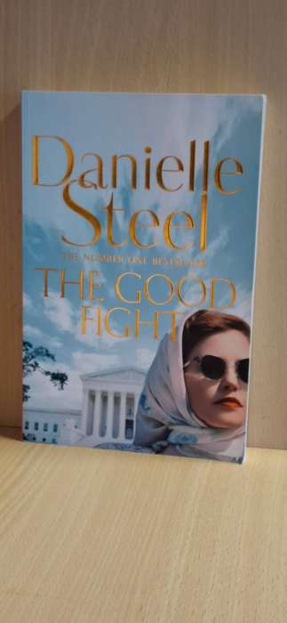 The Good Fight : Danielle Steel  (Large Paperback)