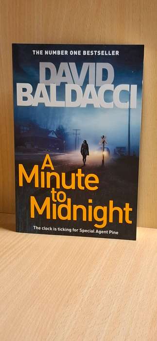 A Minute to Midnight: David Baldacci (Paperback)