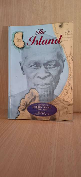 The Island - A History of Robben Island 1488-1990 edited by Harriet Deacon (Paperback)