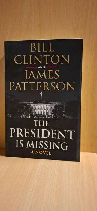 The President is Missing : James Patterson, Bill Clinton (Large Paperback)