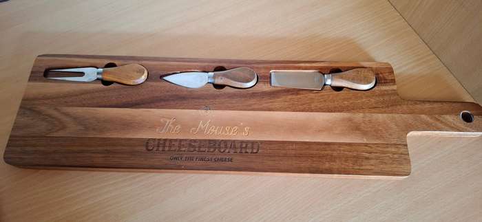 Wooden Cheeseboard with 3 Cheese Knives