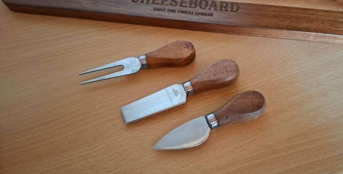 Wooden Cheeseboard with 3 Cheese Knives