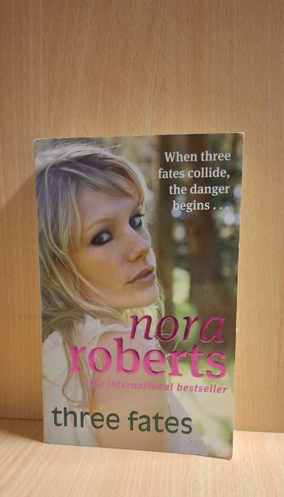 Three Fates : Nora Roberts  (Paperback)