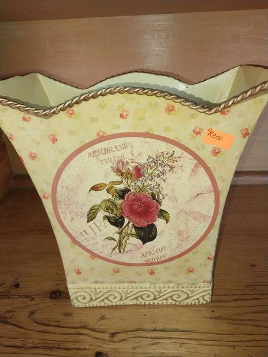 Decorative metal floarl holder