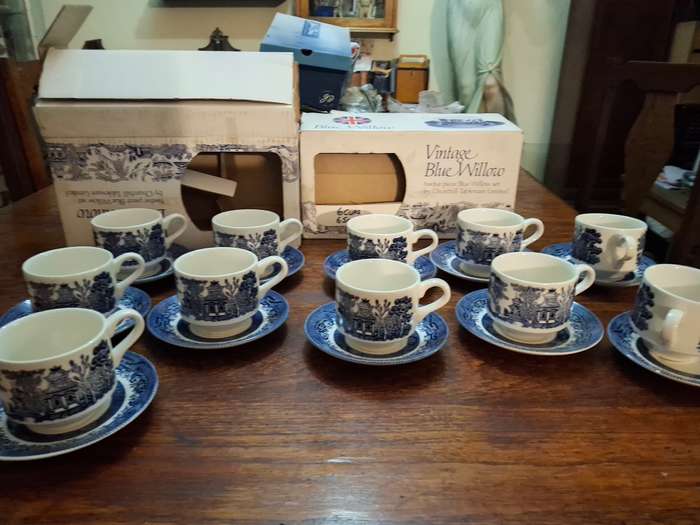11 blue and white willow pattern tea cup duos