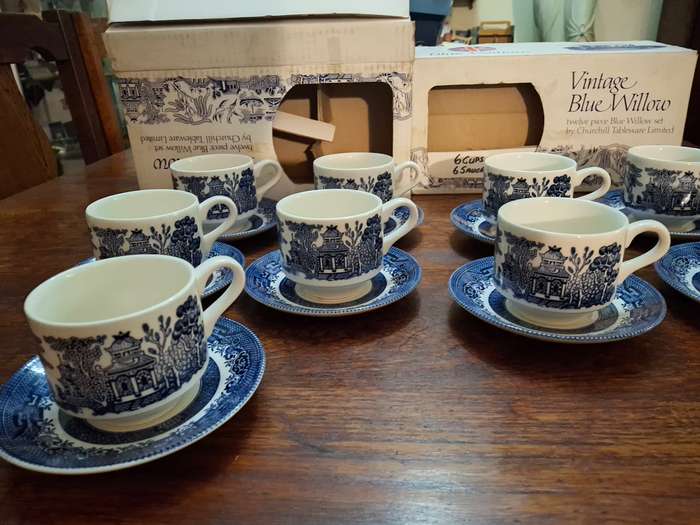 11 blue and white willow pattern tea cup duos