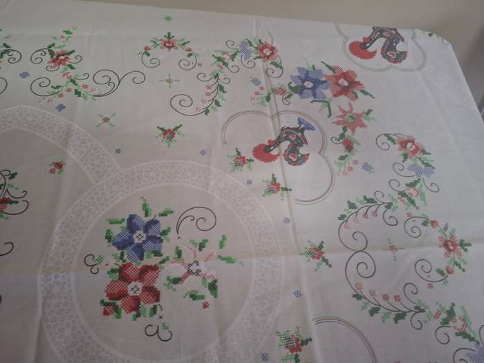 Pretty nicely printed floarl table cloth