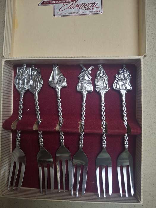 Set of six chrome saviour dutch cake forks boxed