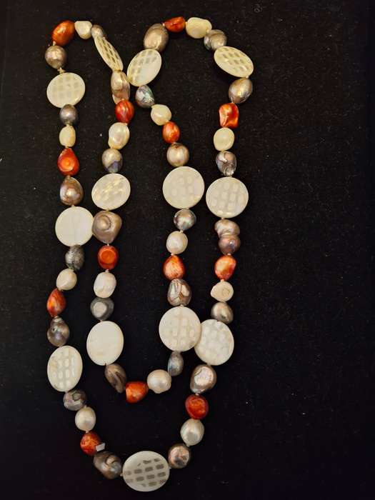 Muliti colored pearl necklace