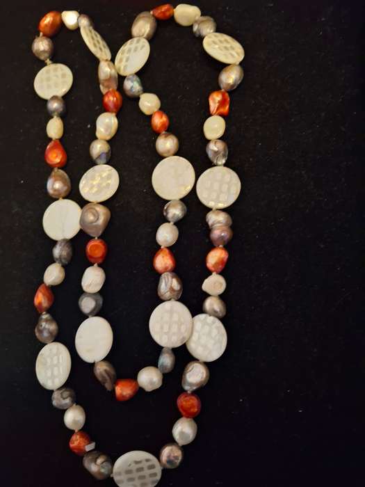 Muliti colored pearl necklace