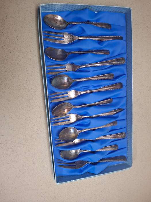 Vintage sliver plated tea spoons and cake forks boxed