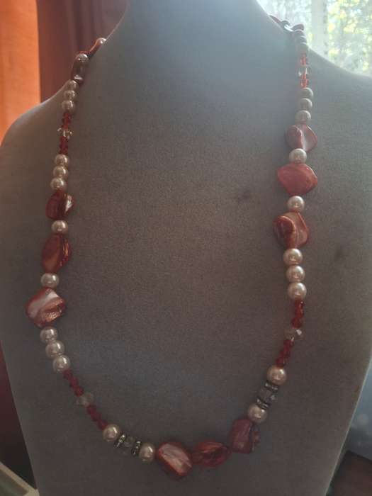Pink shell and pearl like beaded necklace