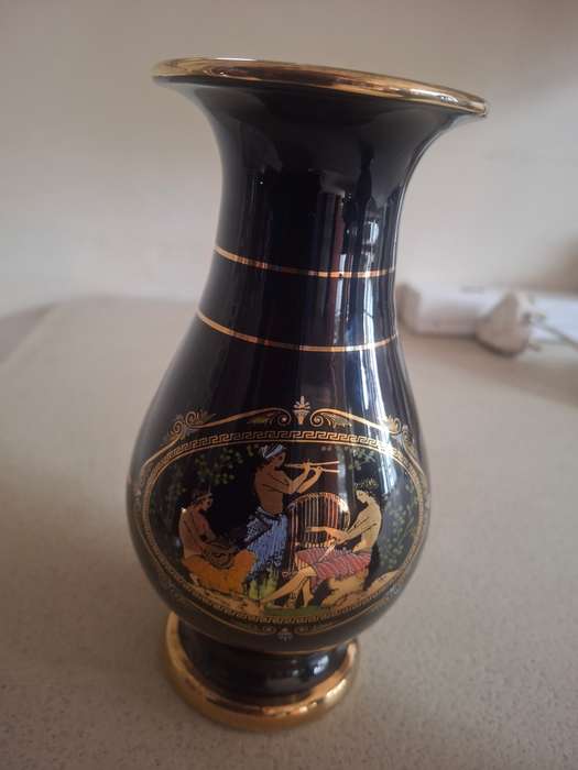 Stunning decorated greek vase