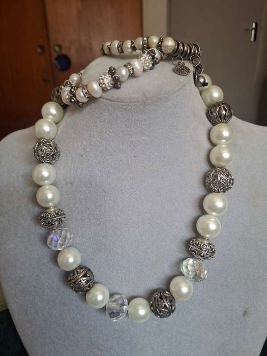 Chunky flaux pearl necklace and two pearl bangles