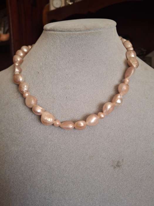 Pretty light pink pearl necklace