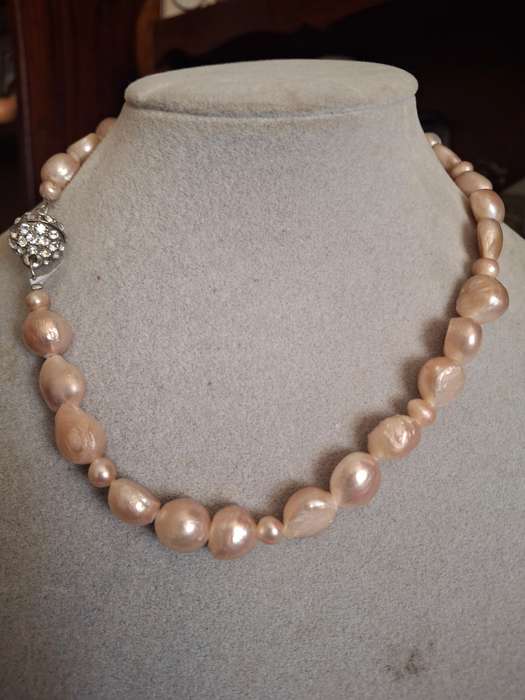 Pretty light pink pearl necklace