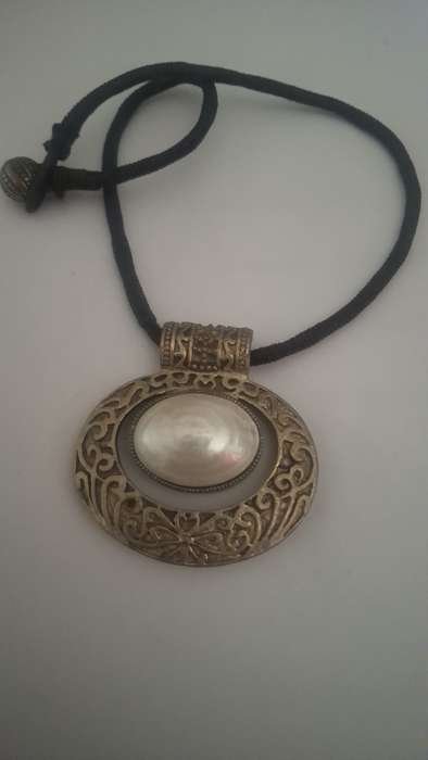 Stunning pearl like pendant on black chain