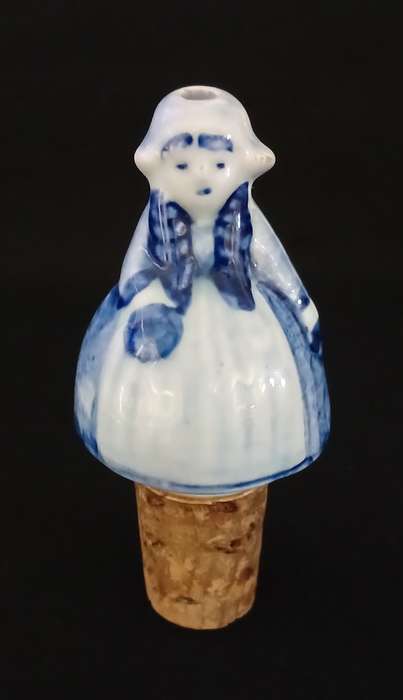 VINTAGE DELFT CORKSCREW WINE POURER