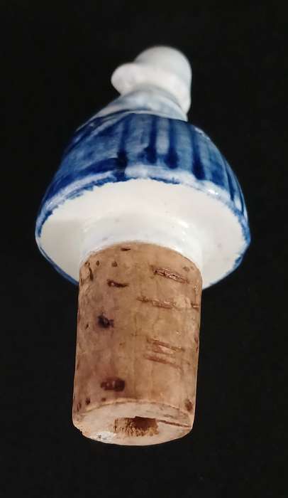VINTAGE DELFT CORKSCREW WINE POURER