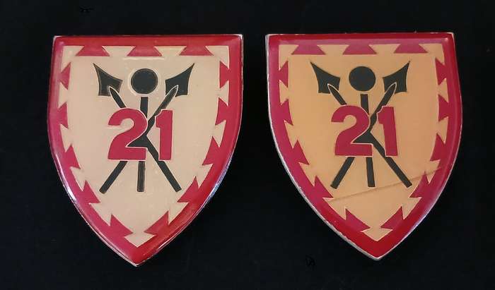 21 SOUTH AFRICAN INFANTRY BATTALION SHOULDER FLASH PAIR  ( 4 PINS REPAIRED Note )         L171