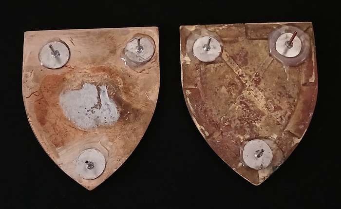 SOUTH AFRICAN INFANTRY SCHOOL SHOULDER FLASH PAIR    ( NOTE ALL PINS REPAIRED )    L172