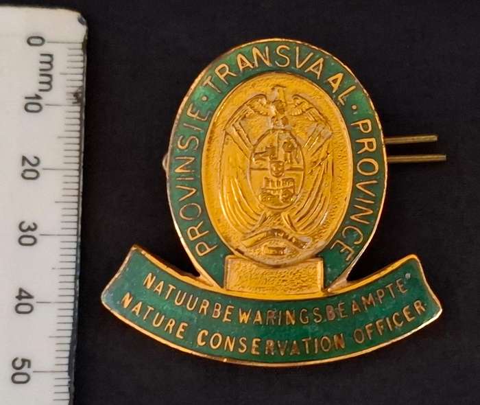 TRANSVAAL PROVINCE NATURE CONSERVATION OFFICER CAP BADGE     ---- RARE ----     E81