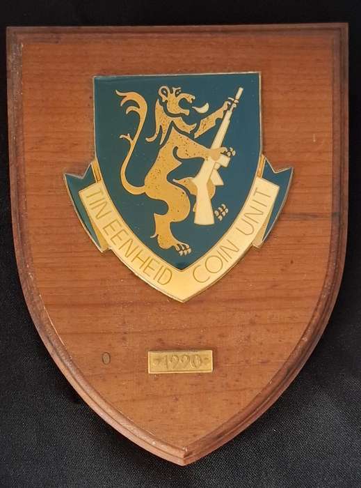 SOUTH AFRICAN POLICE ----- TIN EENHEID / COIN UNIT 1990    Plaque