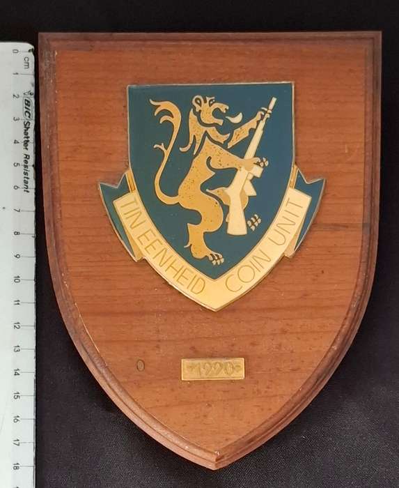 SOUTH AFRICAN POLICE ----- TIN EENHEID / COIN UNIT 1990    Plaque
