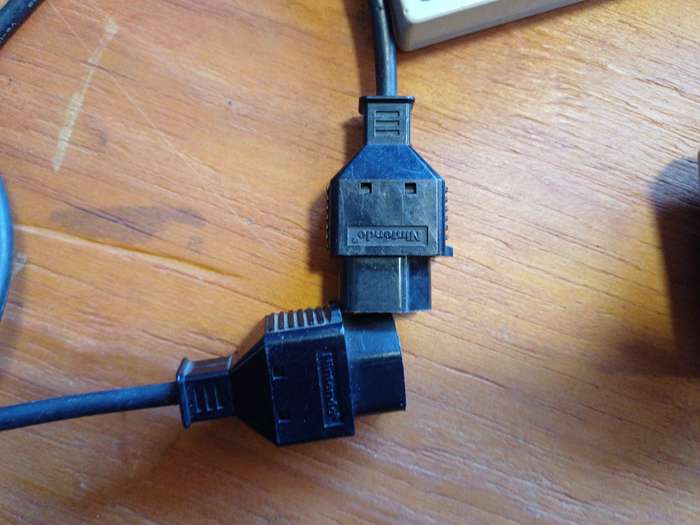 2x Original NES controllers NES-004 (US Controllers)
