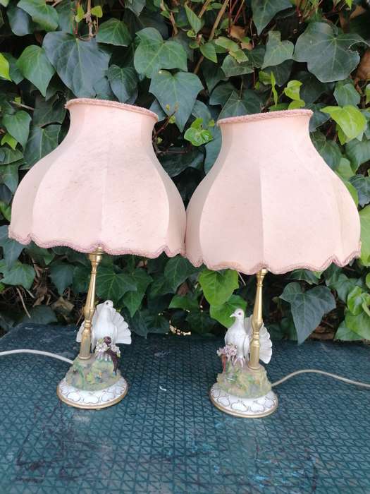 STUNNING PAIR OF CAPODIMONTE PORCELAIN DOVE TABLE LAMPS