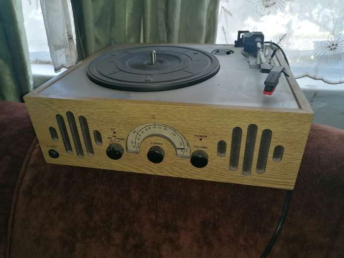 Vintage looking radio /gram. Radio is working but gram needs new belt