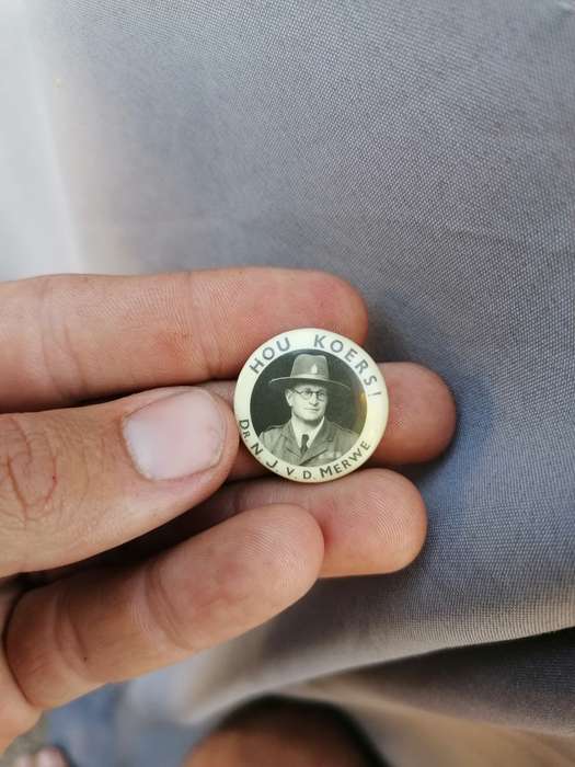 Hou koers dr.n.j.v.d merwe lapel pin
