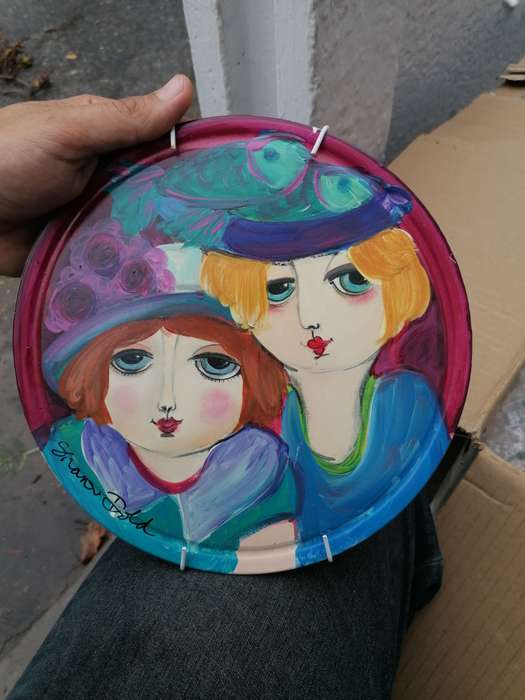 SUPERB HAND PAINTED AND SIGNED PAINTING ON A PLATE OF A "" FAT LADY "" BY SA ARTIST SHARON DOLD