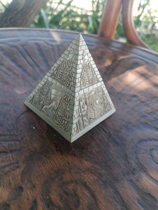 Pyramid trinket holder