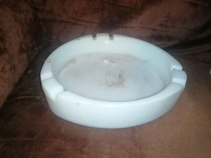 Vintage milk glass ashtray 21cm x 21cm x 5cm
