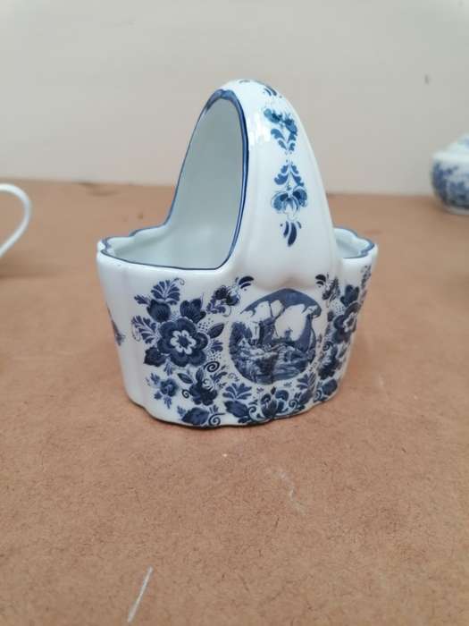 Delft blauw Holland tea set included jam holder Only one cup have a chip