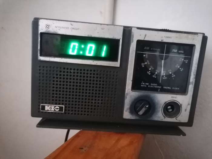 Vintage KIC FM/AM Clock Radio working condition