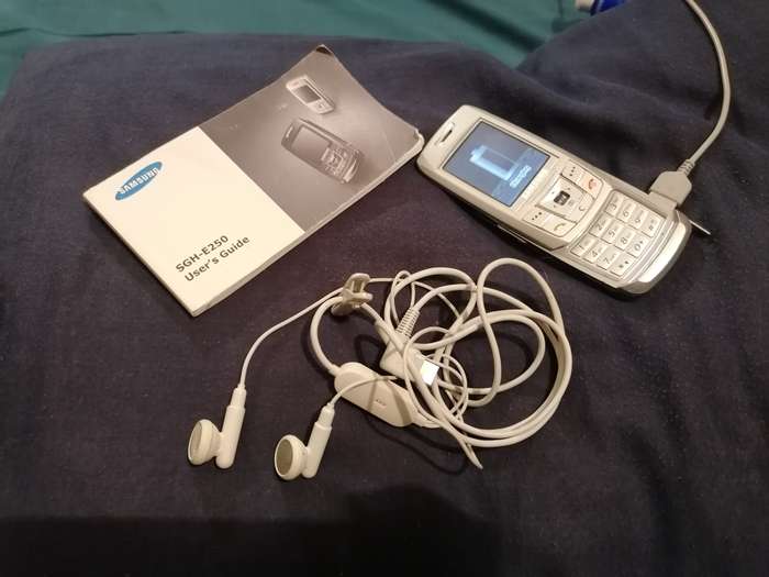 Working condition Samsung E250 cellphone with accessories