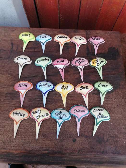 20 x VINTAGE 1950S TONI RAYMOND HAND PAINTED CERAMIC SANDWICH MARKERS
