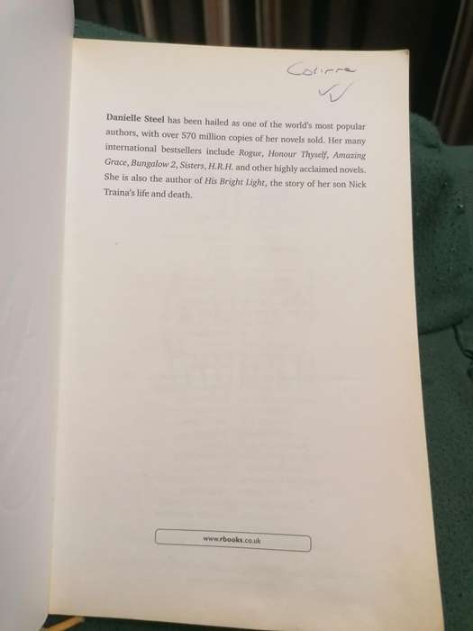 A Good Woman  Danielle Steel  LARGE Paperback