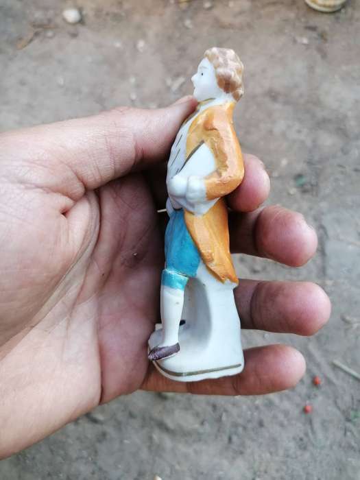 Vintage pair of figures
