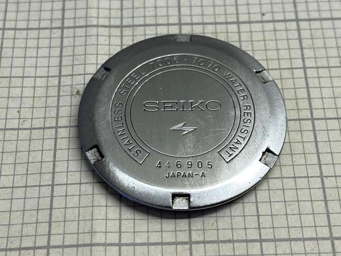 SEIKO 7006 - 7070 case back