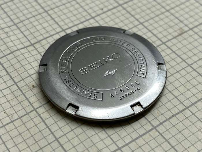 SEIKO 7006 - 7070 case back