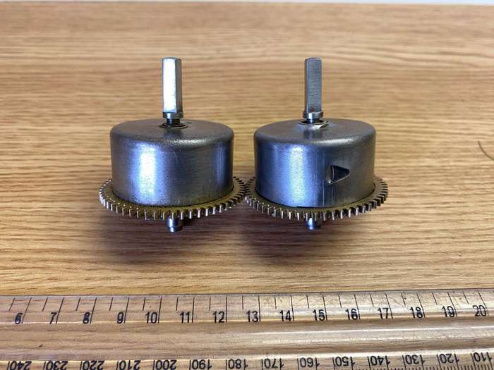Clock mainspring barrels with springs