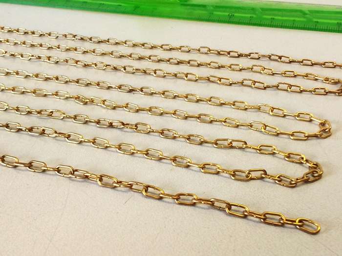 Gilt cock chain